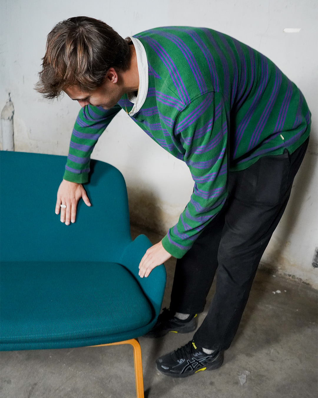 Relieve team member checking a sofa at the Relieve Outlet in Anderlecht